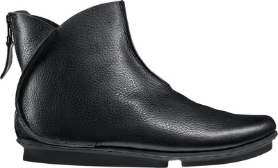 unisex ankle boot with semicircular raw seams